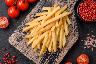 Beton kaplamalı, tuzlu ve baharatlı çıtır patates kızartması. Fast food