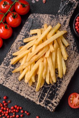 Beton kaplamalı, tuzlu ve baharatlı çıtır patates kızartması. Fast food