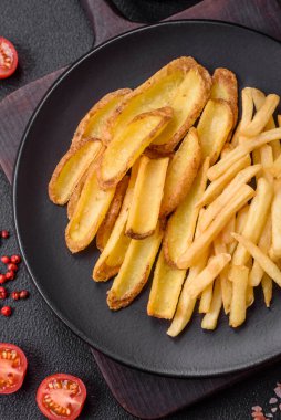 Beton kaplamalı, tuzlu ve baharatlı çıtır patates kızartması. Fast food