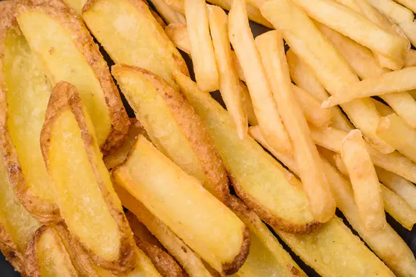 Deliciosas Batatas Fritas Crocantes Com Sal Especiarias Fundo Concreto Texturizado — Fotografia de Stock