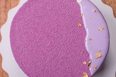 Koyu beton arka planda pembe kadife kaplamalı böğürtlenli leziz taze kremalı pasta.