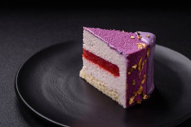 Koyu beton arka planda pembe kadife kaplamalı böğürtlenli leziz taze kremalı pasta.