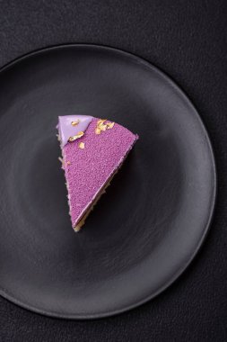 Koyu beton arka planda pembe kadife kaplamalı böğürtlenli leziz taze kremalı pasta.