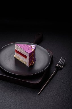 Koyu beton arka planda pembe kadife kaplamalı böğürtlenli leziz taze kremalı pasta.