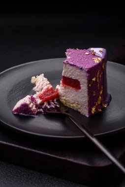 Koyu beton arka planda pembe kadife kaplamalı böğürtlenli leziz taze kremalı pasta.