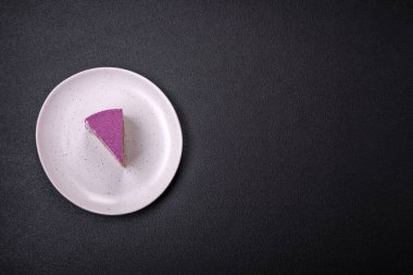 Koyu beton arka planda pembe kadife kaplamalı böğürtlenli leziz taze kremalı pasta.