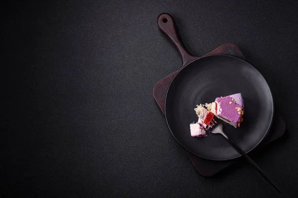 Heerlijke Verse Zoete Mousse Cake Met Bessen Vulling Belegd Met — Stockfoto