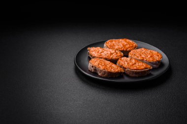 Lezzetli tost, tuzlu kırmızı sos, baharatlar ve çimento kaplı otlardan oluşan lezzetli bir sandviç.