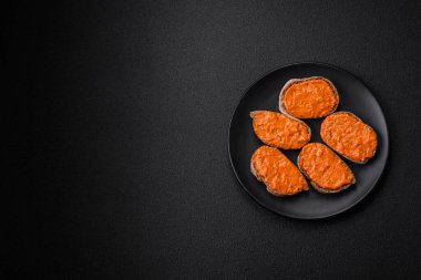 Lezzetli tost, tuzlu kırmızı sos, baharatlar ve çimento kaplı otlardan oluşan lezzetli bir sandviç.