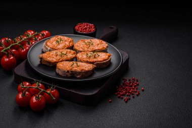 Lezzetli tost, tuzlu kırmızı sos, baharatlar ve çimento kaplı otlardan oluşan lezzetli bir sandviç.