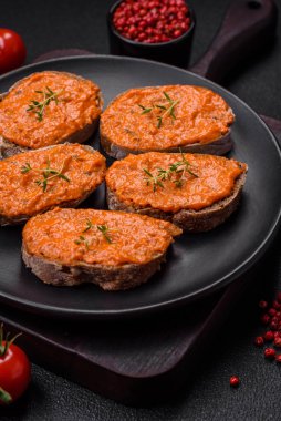 Lezzetli tost, tuzlu kırmızı sos, baharatlar ve çimento kaplı otlardan oluşan lezzetli bir sandviç.