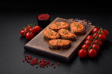 Lezzetli tost, tuzlu kırmızı sos, baharatlar ve çimento kaplı otlardan oluşan lezzetli bir sandviç.