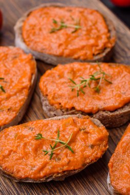 Lezzetli tost, tuzlu kırmızı sos, baharatlar ve çimento kaplı otlardan oluşan lezzetli bir sandviç.