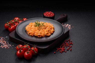 İnce eriştelerden, tuzlu kırmızı pesto sosundan, baharatlardan ve otlardan oluşan lezzetli taze makarna.