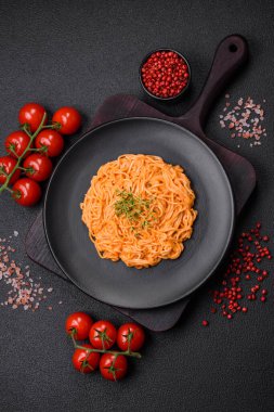 İnce eriştelerden, tuzlu kırmızı pesto sosundan, baharatlardan ve otlardan oluşan lezzetli taze makarna.