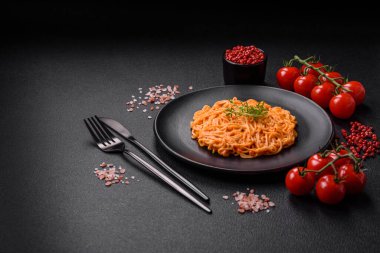 İnce eriştelerden, tuzlu kırmızı pesto sosundan, baharatlardan ve otlardan oluşan lezzetli taze makarna.