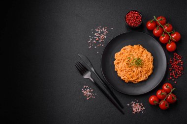 İnce eriştelerden, tuzlu kırmızı pesto sosundan, baharatlardan ve otlardan oluşan lezzetli taze makarna.