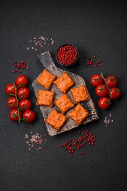 Lezzetli tost, tuzlu kırmızı sos, baharatlar ve çimento kaplı otlardan oluşan lezzetli bir sandviç.