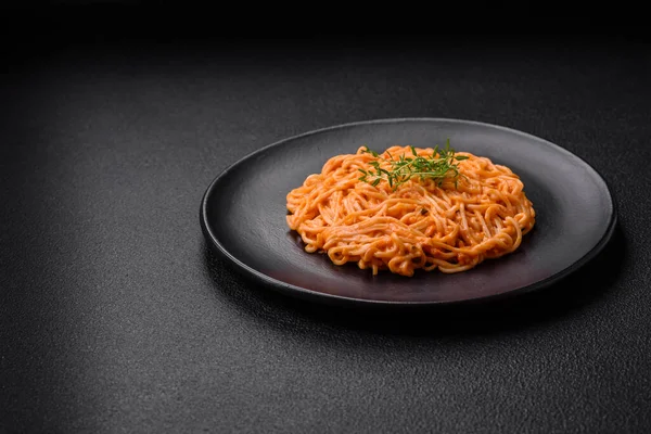 Νόστιμα Φρέσκα Ζυμαρικά Που Αποτελούνται Από Λεπτές Χυλοπίτες Κόκκινη Σάλτσα — Φωτογραφία Αρχείου