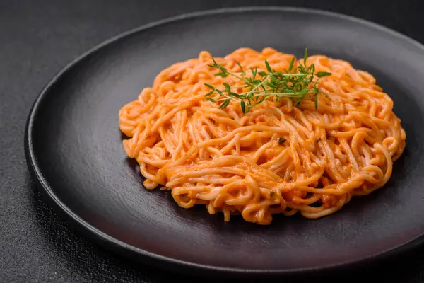 Heerlijke Verse Pasta Bestaande Uit Dunne Noedels Rode Pesto Rosso — Stockfoto