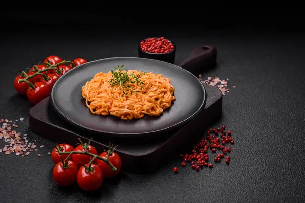 İnce eriştelerden, tuzlu kırmızı pesto sosundan, baharatlardan ve otlardan oluşan lezzetli taze makarna.