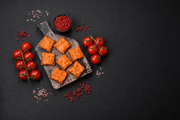 Finom Szendvics Pirítóssal Vörös Mártással Sóval Fűszerekkel Fűszernövényekkel Sötét Beton — Stock Fotó