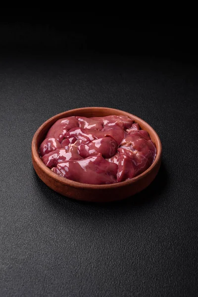Frische Rohe Hühner Oder Putenleber Einem Keramikteller Mit Salz Gewürzen — Stockfoto