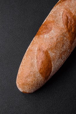 Koyu desenli beton arka planda Fransız ekmeği. Evde nefis bruschetta yapıyorum.