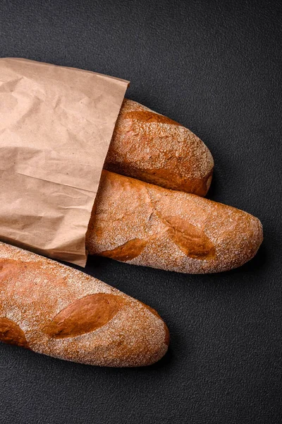 Pão Baguete Francês Fundo Concreto Texturizado Escuro Fazendo Deliciosa Bruschetta — Fotografia de Stock