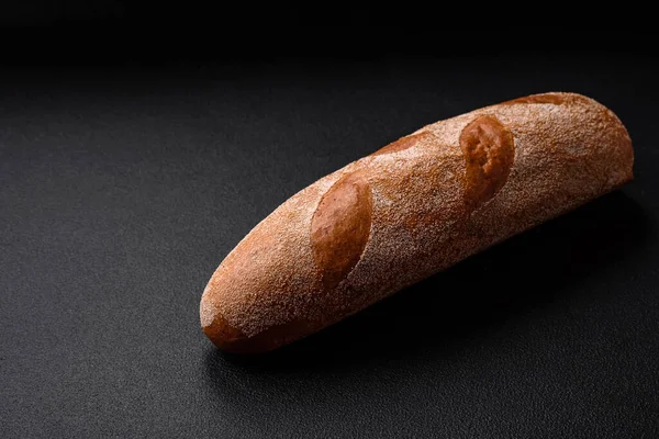 Французский Багет Хлеб Темном Текстурированном Бетонном Фоне Готовить Вкусную Брускетту — стоковое фото