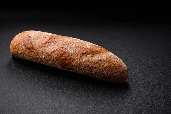 Pão Baguete Francês Fundo Concreto Texturizado Escuro Fazendo Deliciosa Bruschetta — Fotografia de Stock