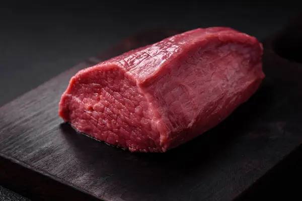 Carne Fresca Suculenta Carne Crua Com Sal Especiarias Ervas Fundo — Fotografia de Stock