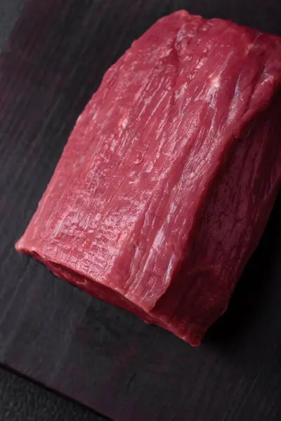 Saftigt Färskt Nötkött Kött Med Salt Kryddor Och Örter Mörk — Stockfoto