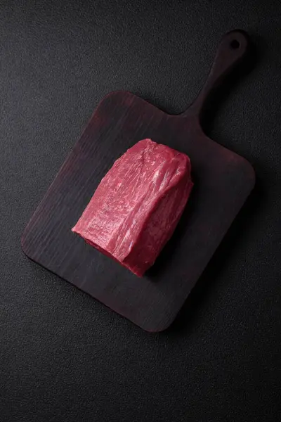 Soczyste Świeże Surowe Mięso Wołowe Solą Przyprawami Ziołami Ciemnym Teksturowanym — Zdjęcie stockowe