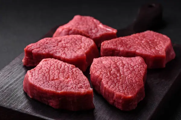 Ζουμερό Νωπό Κρέας Βοδινού Κρέατος Αλάτι Μπαχαρικά Και Βότανα Σκούρο — Φωτογραφία Αρχείου