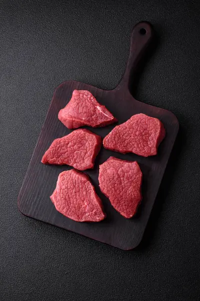 Carne Fresca Suculenta Carne Crua Com Sal Especiarias Ervas Fundo — Fotografia de Stock
