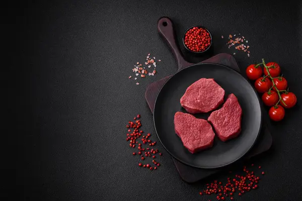 Saftigt Färskt Nötkött Kött Med Salt Kryddor Och Örter Mörk — Stockfoto