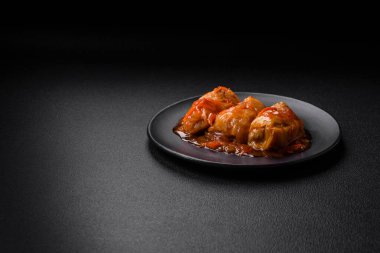 Havuçlu, soğanlı, tuzlu, baharatlı ve çimento kaplı domates soslu leziz dolma.