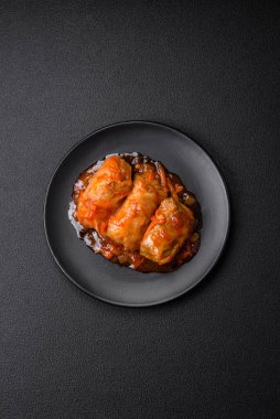 Havuçlu, soğanlı, tuzlu, baharatlı ve çimento kaplı domates soslu leziz dolma.