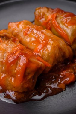 Havuçlu, soğanlı, tuzlu, baharatlı ve çimento kaplı domates soslu leziz dolma.