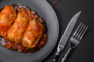 Havuçlu, soğanlı, tuzlu, baharatlı ve çimento kaplı domates soslu leziz dolma.