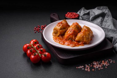 Havuçlu, soğanlı, tuzlu, baharatlı ve çimento kaplı domates soslu leziz dolma.