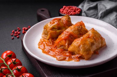 Havuçlu, soğanlı, tuzlu, baharatlı ve çimento kaplı domates soslu leziz dolma.