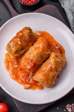 Havuçlu, soğanlı, tuzlu, baharatlı ve çimento kaplı domates soslu leziz dolma.