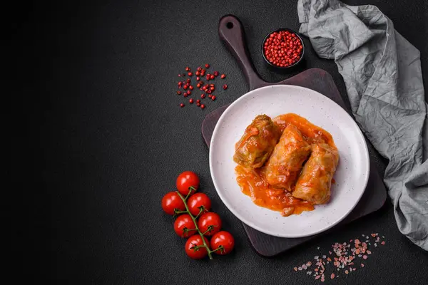 Havuçlu, soğanlı, tuzlu, baharatlı ve çimento kaplı domates soslu leziz dolma.