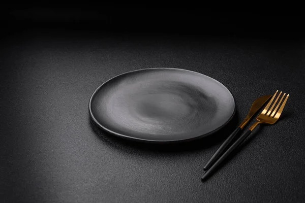 Κενό Μαύρο Πιάτο Πάνω Από Σκούρο Φόντο Πέτρα Αντίγραφο Χώρο — Φωτογραφία Αρχείου