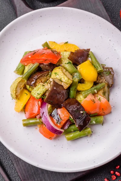 Köstlicher Frischer Salat Aus Gebackenen Auberginen Tomaten Zucchini Zwiebeln Gewürzen — Stockfoto