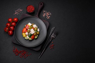 Fettan peynirli, zeytinli, domatesli, salatalıklı, biberli, tuzlu ve baharatlı lezzetli Yunan salatası.