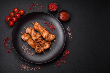 Lezzetli taze tavuk ya da şiş kebap üzerine tuzlu ve baharatlı koyu beton arka plan.