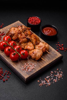 Lezzetli taze tavuk ya da şiş kebap üzerine tuzlu ve baharatlı koyu beton arka plan.